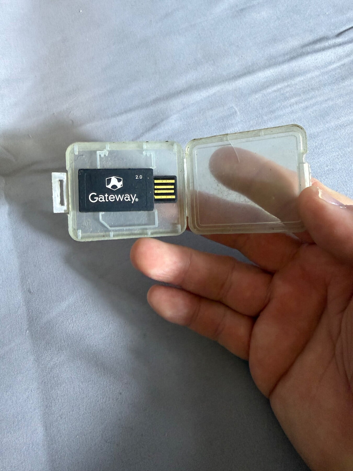 Vintage Gateway 2.0 256MB USB Flash Drive with Cracked Case photo 1
