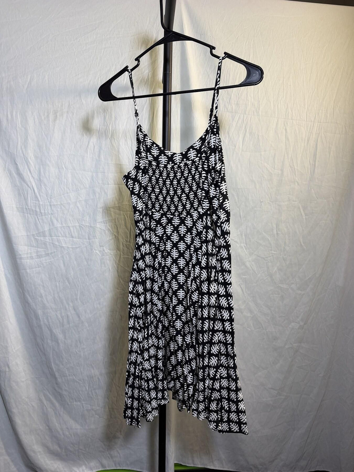 Old Navy Women's S/P Black White Leaf Print Smocked Back Sleeveless Dress NWT - Wormhole Thrift