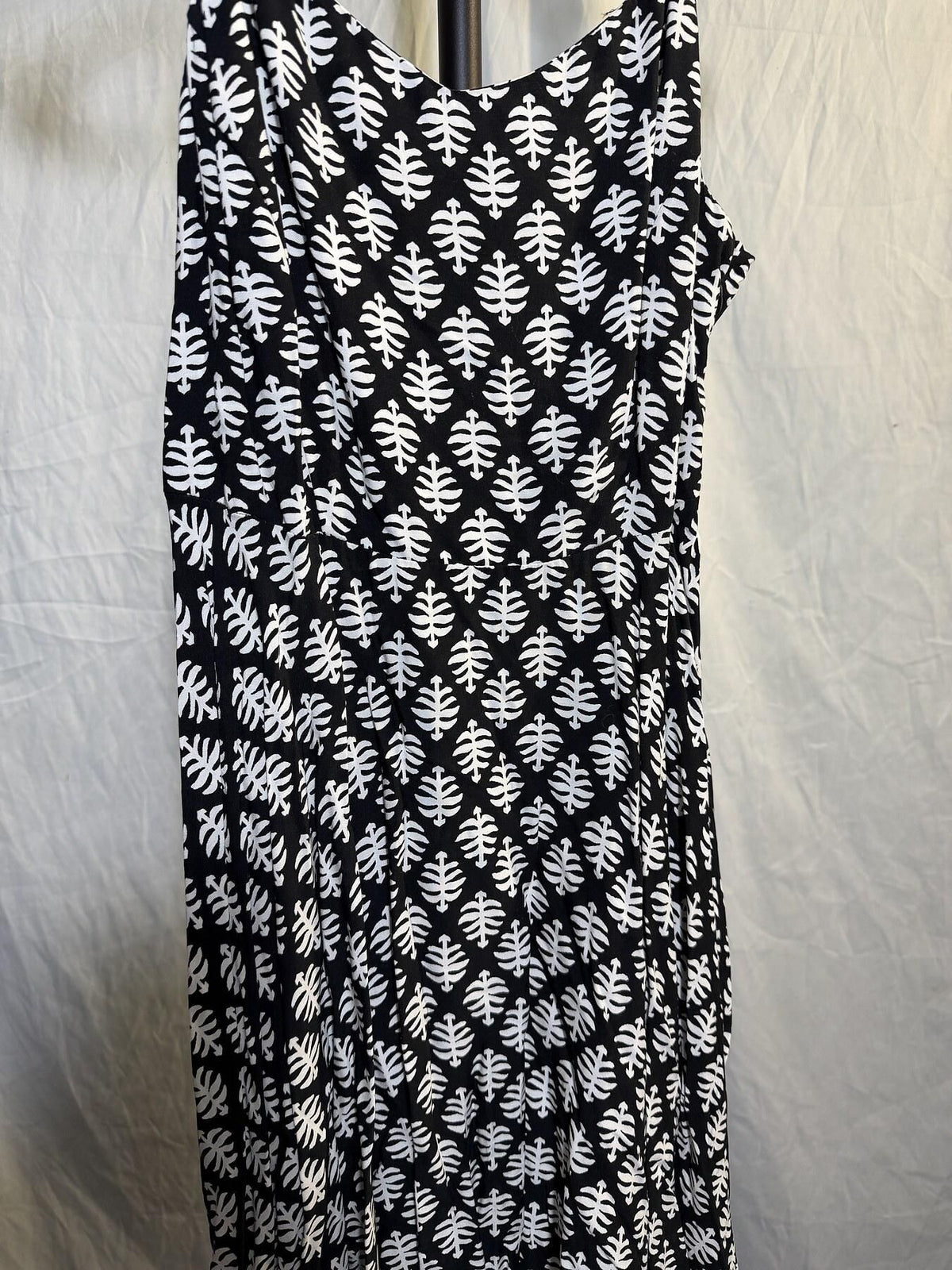 Old Navy Women's S/P Black White Leaf Print Smocked Back Sleeveless Dress NWT - Wormhole Thrift