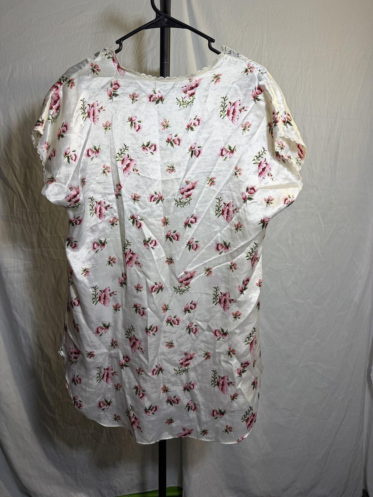 Women's White & Pink Floral Satin Lace Trim Button-Front Blouse Top - Wormhole Thrift