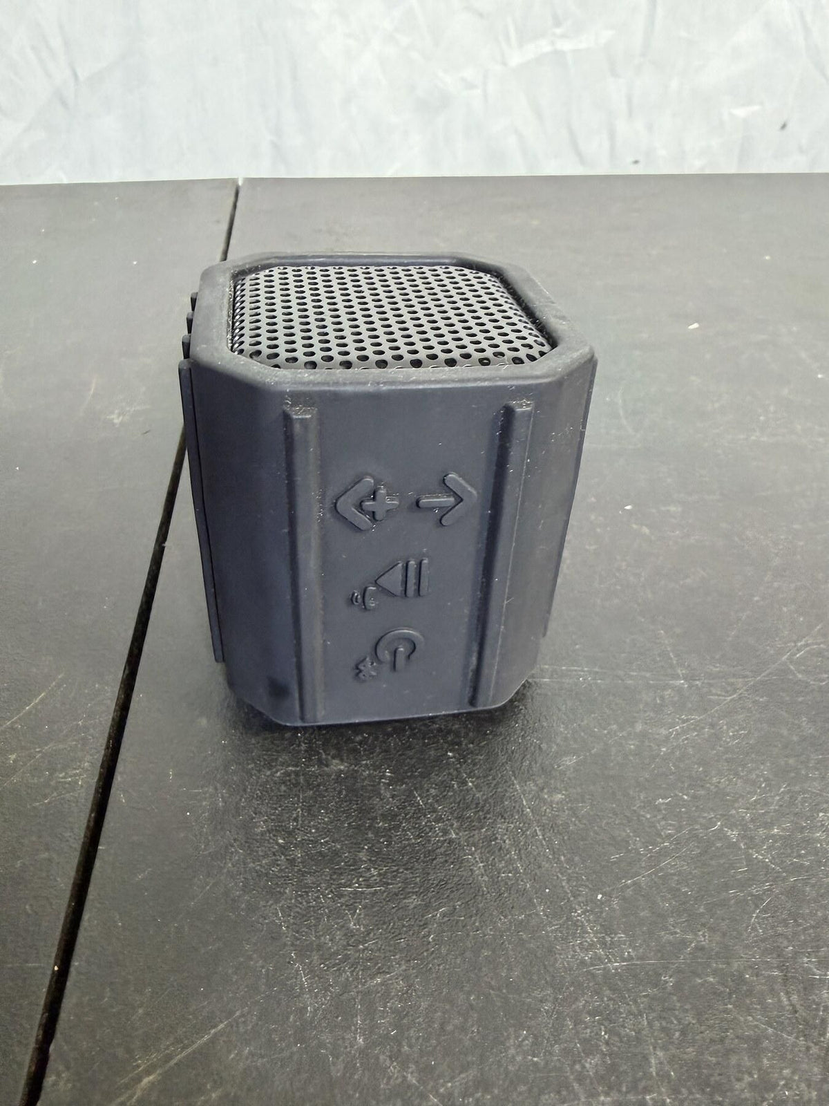 ECOXGEAR ECOPEBBLE GDI-EPB100 Portable Bluetooth Speaker w/ Carabiner - Wormhole Thrift