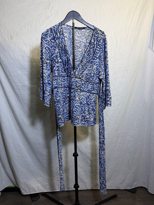 Violet & Claire Women's Blue Abstract Wrap V-Neck Top Size L - Wormhole Thrift