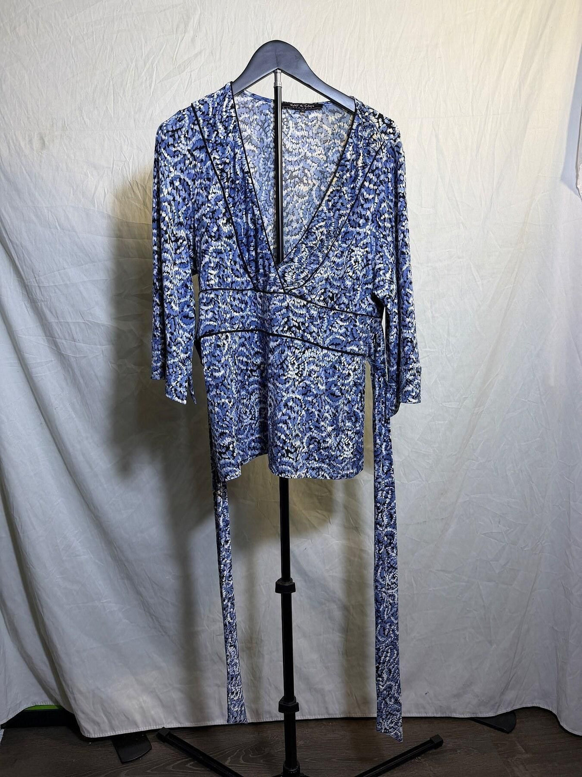 Violet & Claire Women's Blue Abstract Wrap V-Neck Top Size L - Wormhole Thrift