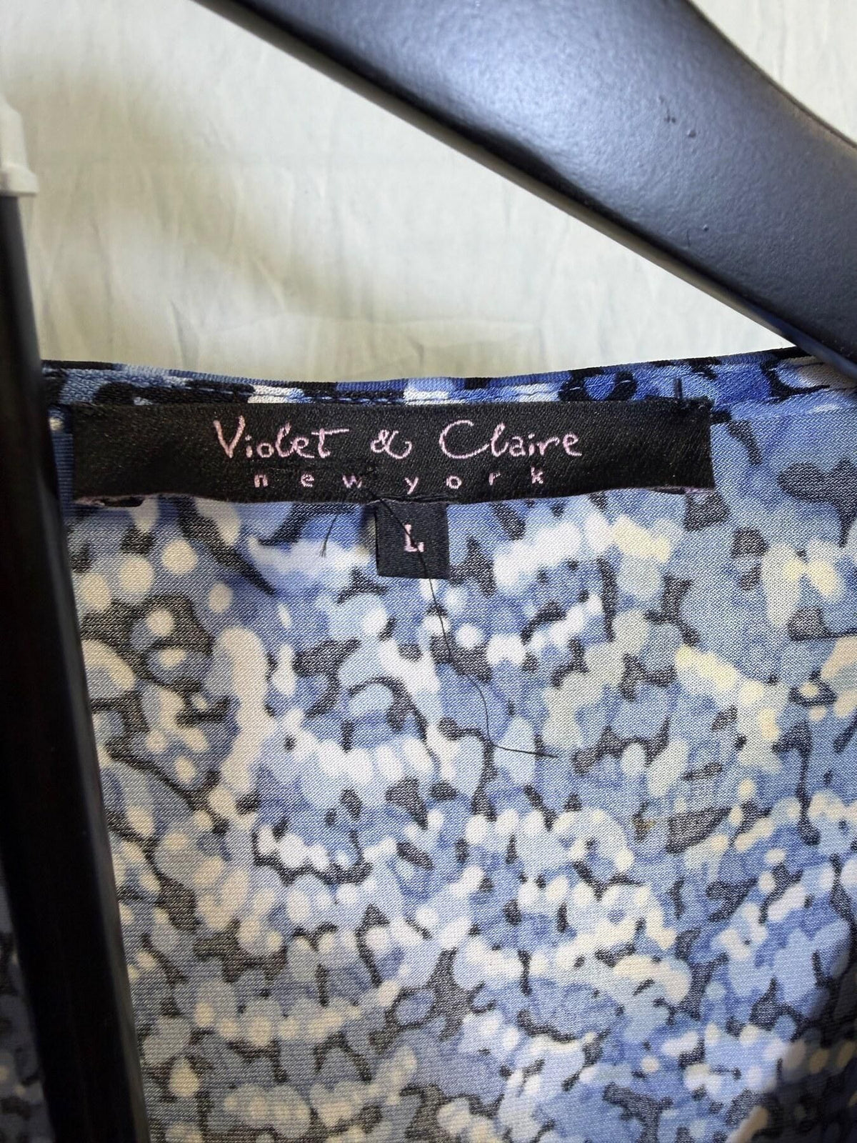 Violet & Claire Women's Blue Abstract Wrap V-Neck Top Size L - Wormhole Thrift