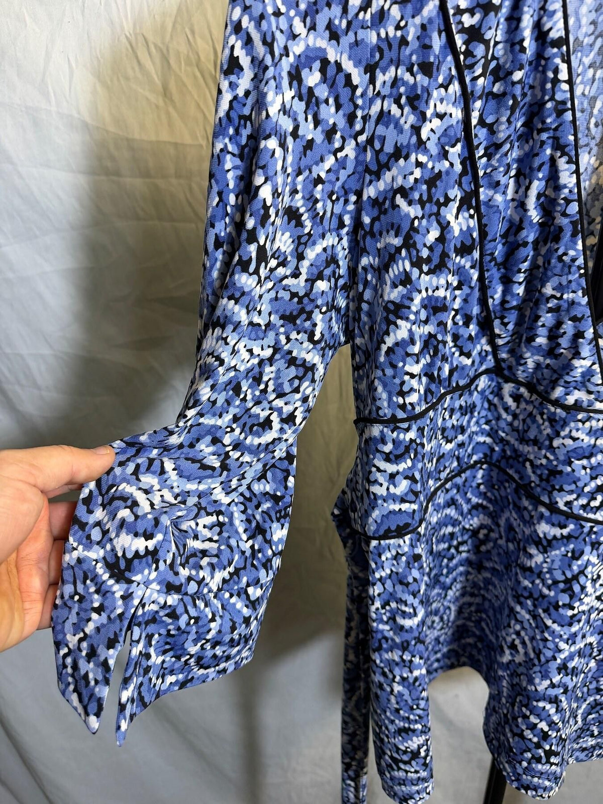 Violet & Claire Women's Blue Abstract Wrap V-Neck Top Size L - Wormhole Thrift