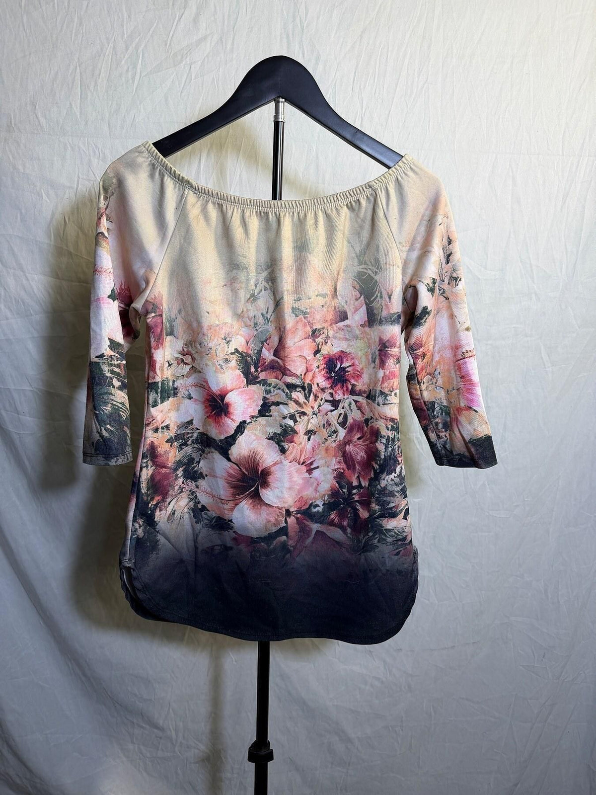 Dice Women's Floral Ombre Boat Neck 3/4 Sleeve Top - Wormhole Thrift