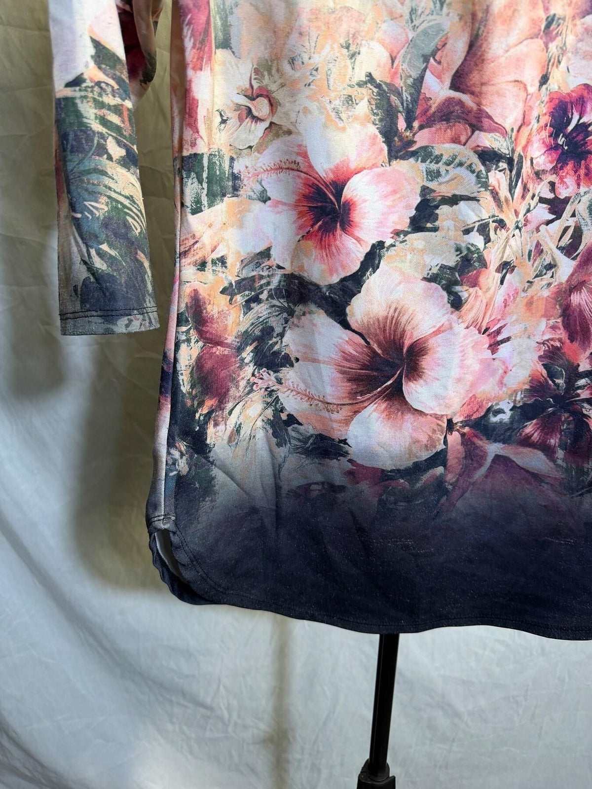 Dice Women's Floral Ombre Boat Neck 3/4 Sleeve Top - Wormhole Thrift