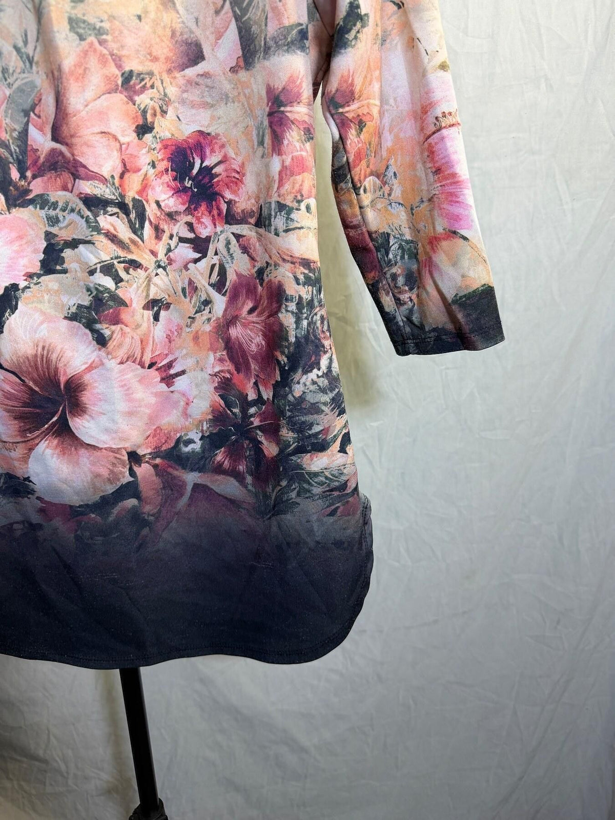 Dice Women's Floral Ombre Boat Neck 3/4 Sleeve Top - Wormhole Thrift