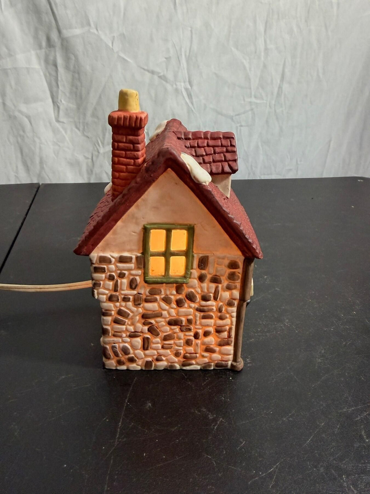 Vintage Dept 56 Dicken's Village CROWNTREE INN Lighted Ceramic House 1984 - Wormhole Thrift
