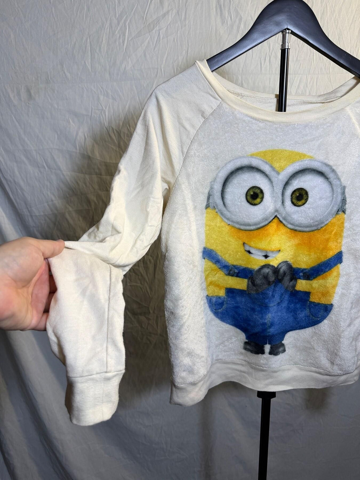 Minions Illumination Cream Fuzzy Graphic Sweatshirt XL - Wormhole Thrift