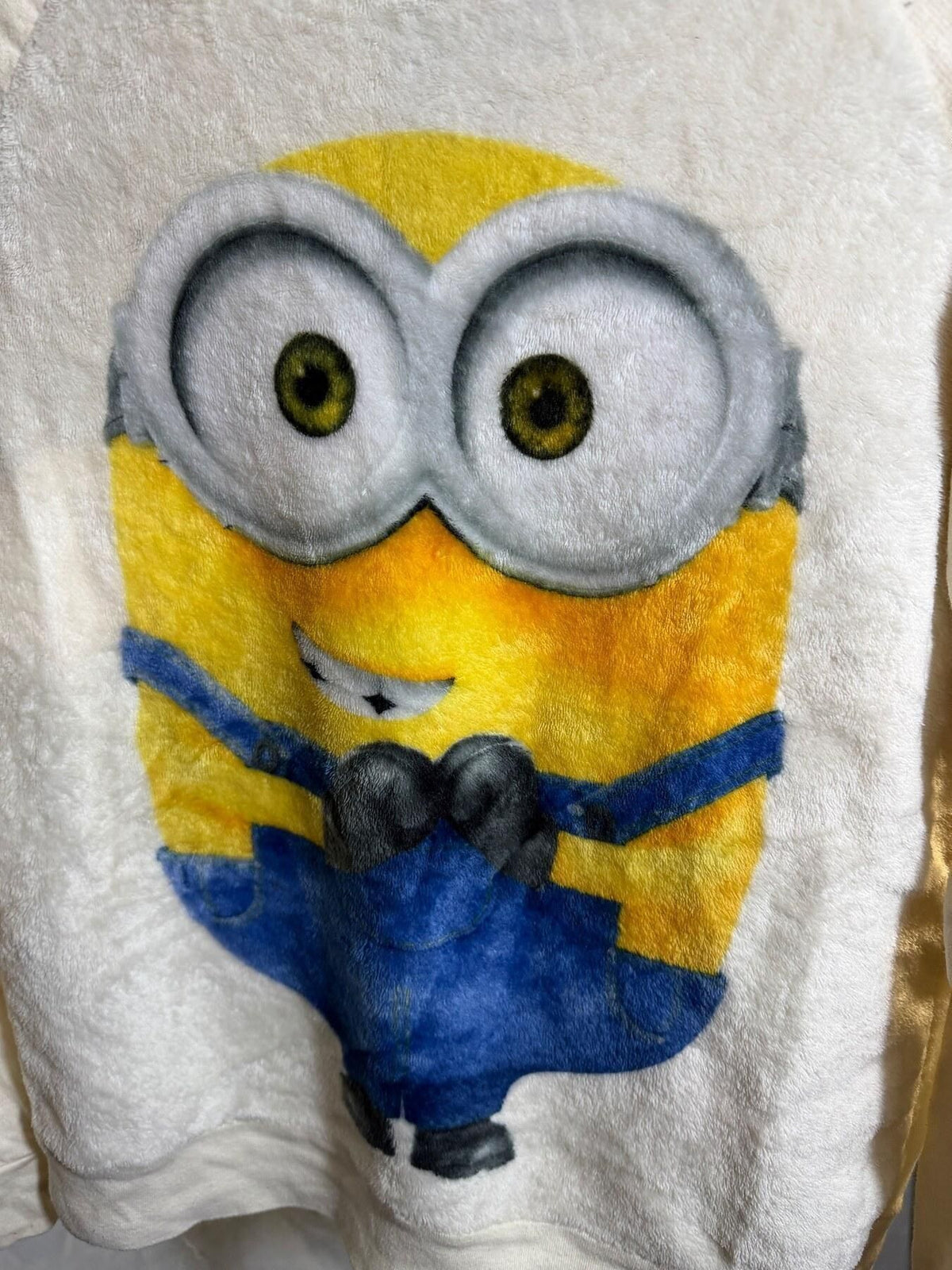Minions Illumination Cream Fuzzy Graphic Sweatshirt XL - Wormhole Thrift