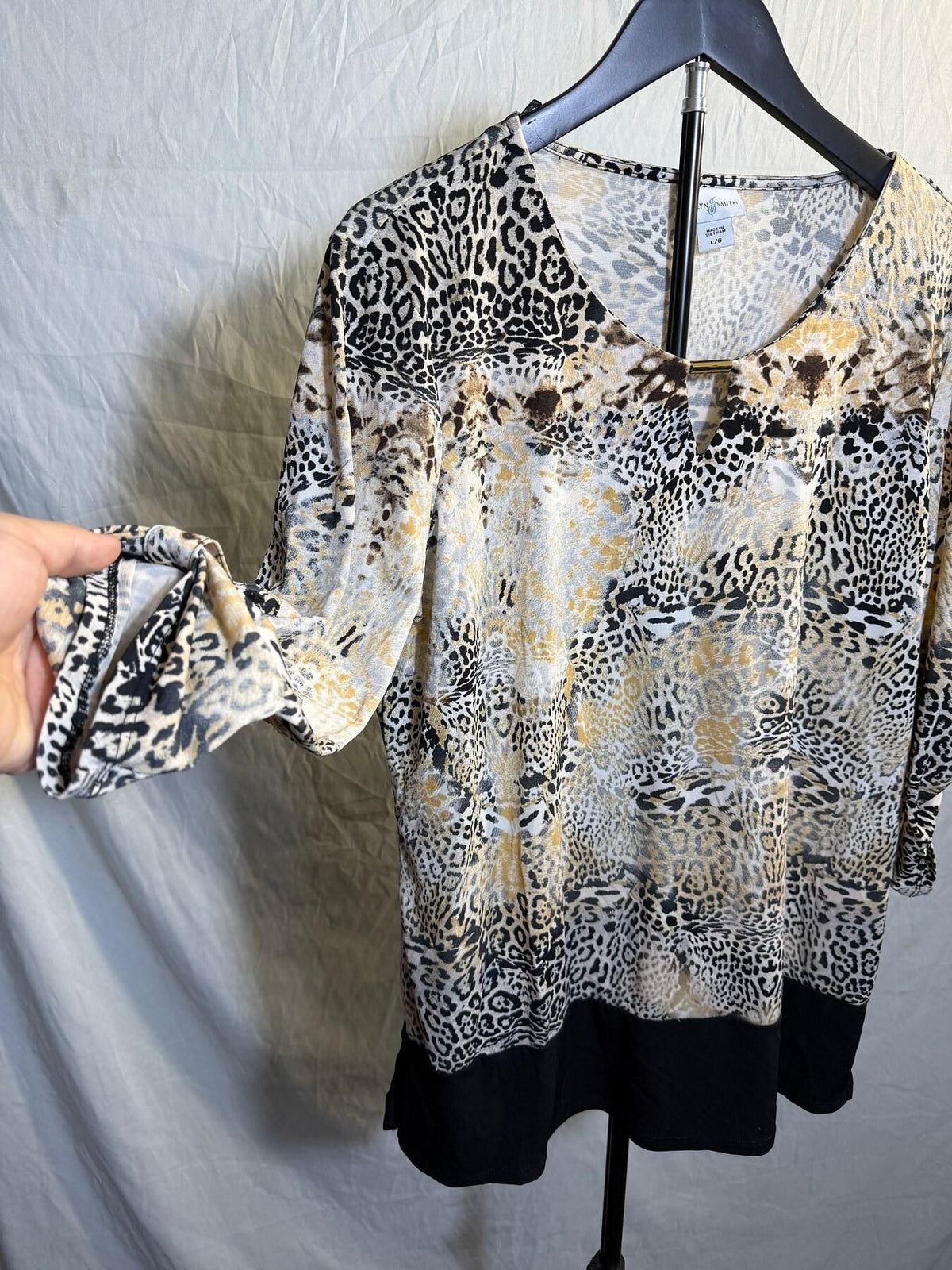 Jaclyn Smith Women's Large Leopard Print V-Neck 3/4 Roll-Tab Sleeve Top - Wormhole Thrift