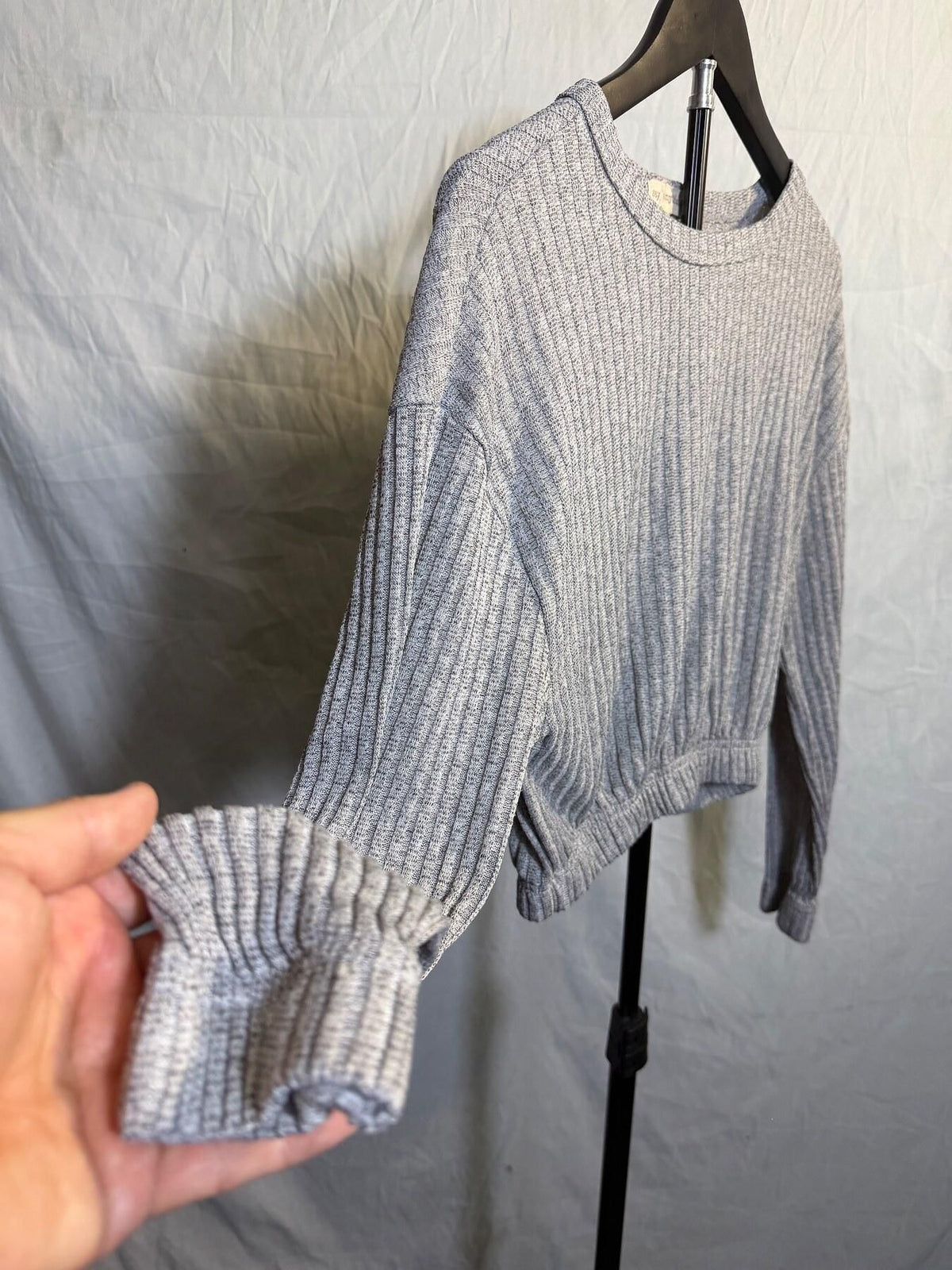 Say Anything Grey Ribbed Long Sleeve Crop Top Size Medium - Wormhole Thrift