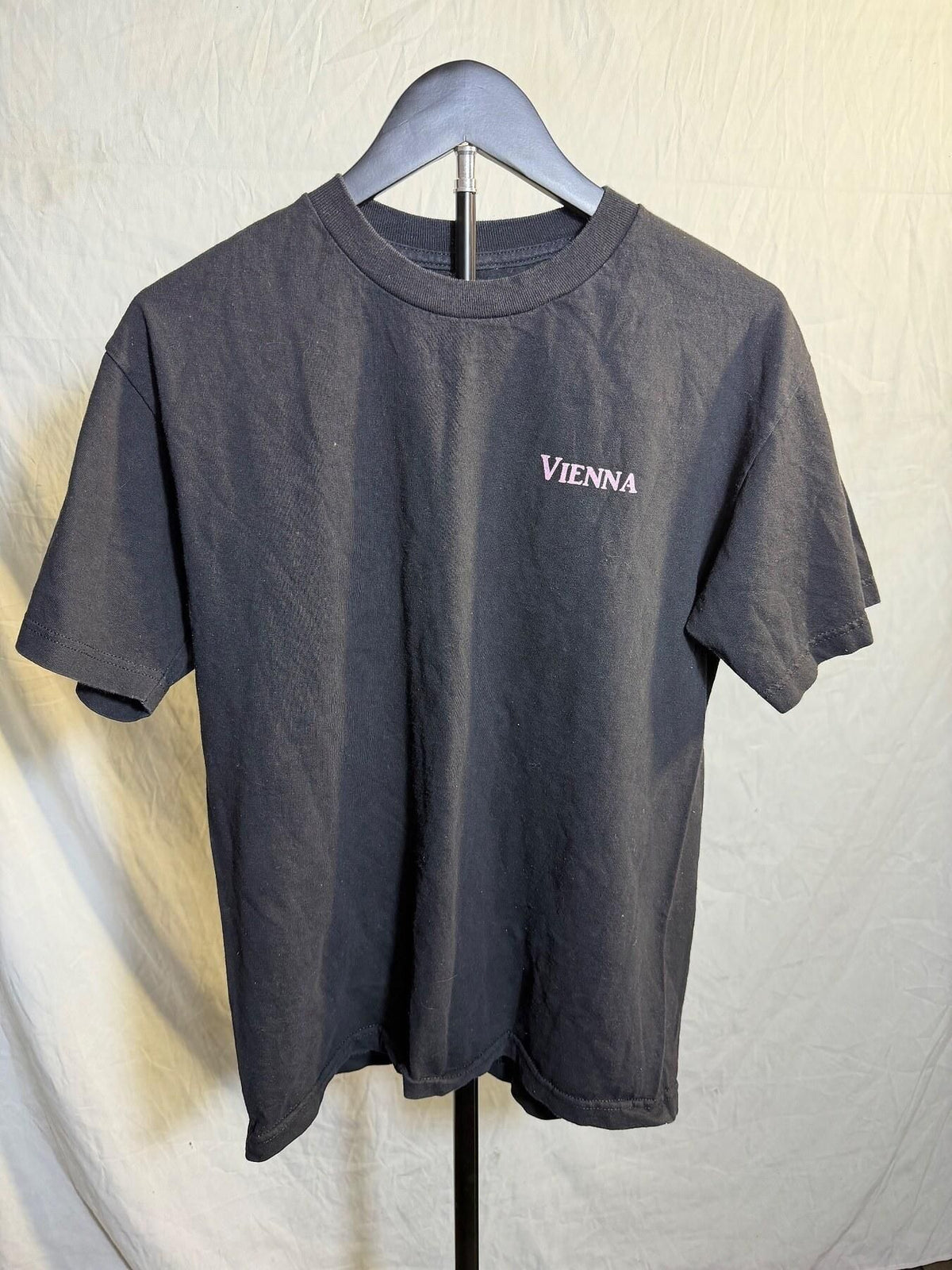 VIENNA Black 100% Cotton Graphic T-Shirt Cherub Umbrella Size M - Wormhole Thrift
