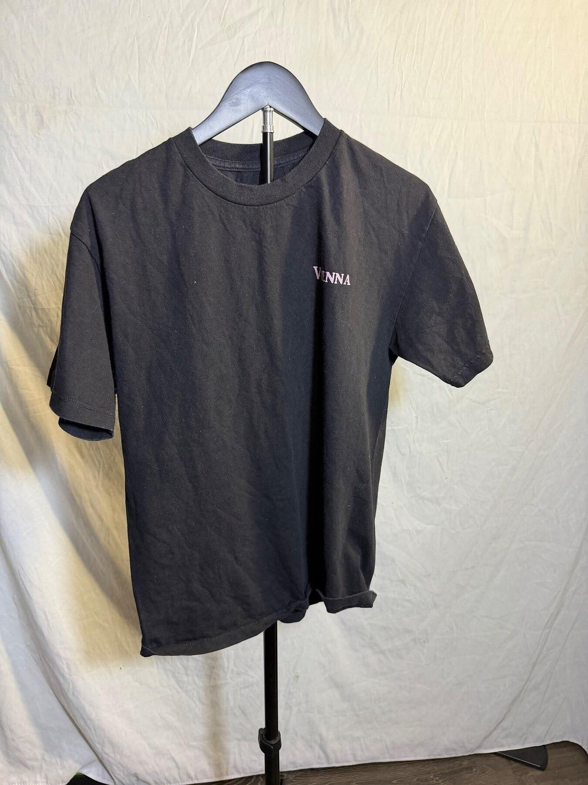 VIENNA Black 100% Cotton Graphic T-Shirt Cherub Umbrella Size M - Wormhole Thrift