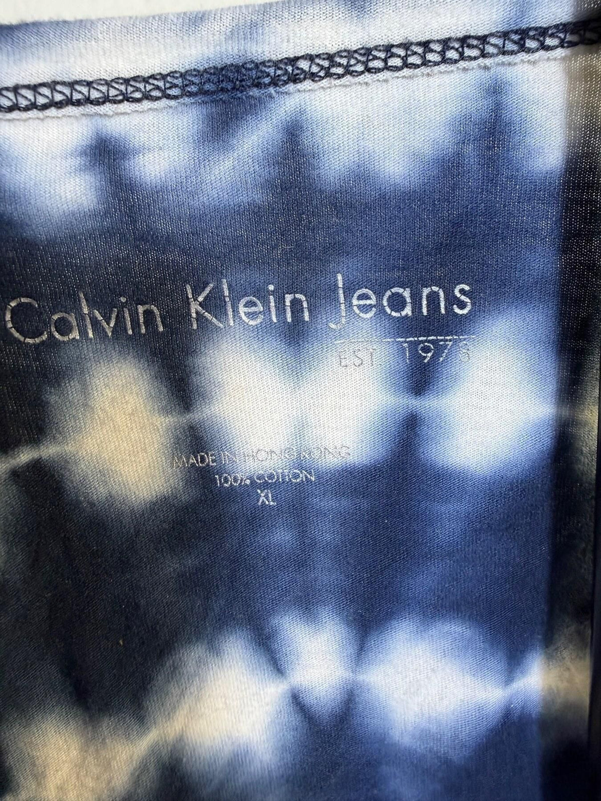 Calvin Klein Jeans Women's XL Blue Tie-Dye V-Neck T-Shirt - Wormhole Thrift