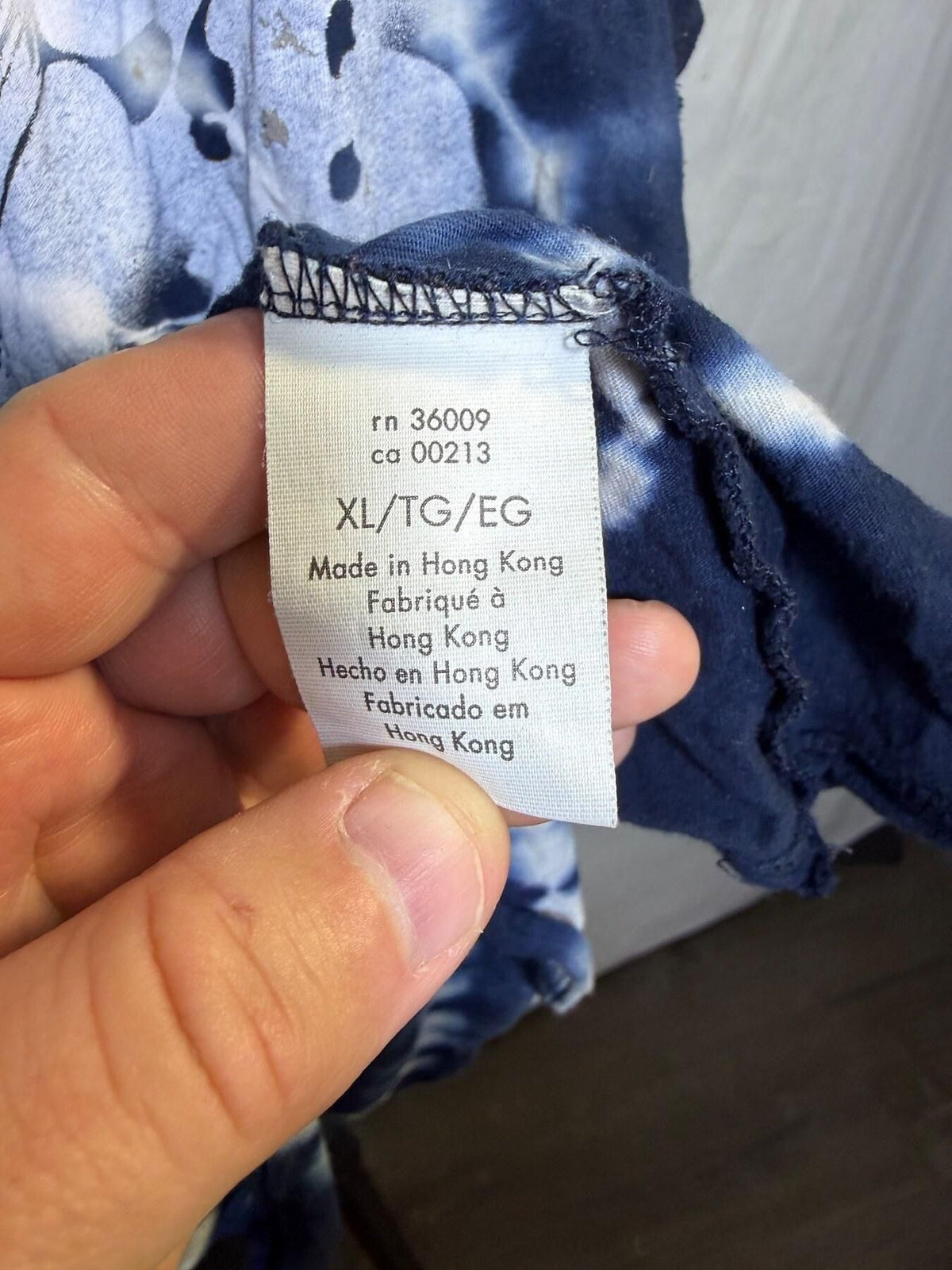 Calvin Klein Jeans Women's XL Blue Tie-Dye V-Neck T-Shirt - Wormhole Thrift