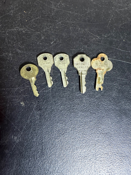 Vintage Mixed Lot of 5 Old Keys - Master Lock, Corbin, Hallowell, Glory - Wormhole Thrift